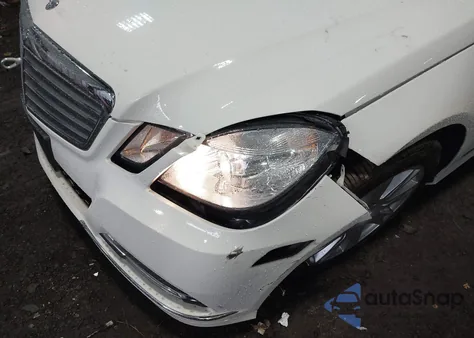 2012 Mercedes-Benz E 350 z USA, uszkodzony, nr VIN WDDHF5KB8CA552041